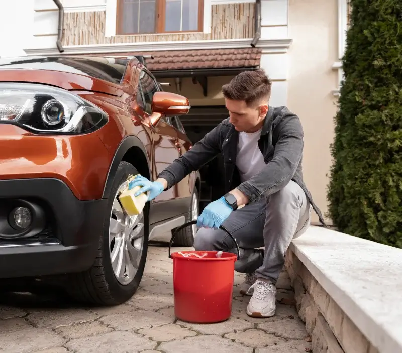 Lavage auto à domicile Labrit : professionnel intervenant sur un véhicule